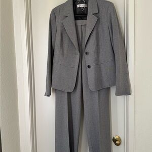 Kasper GrayWoman's Suit